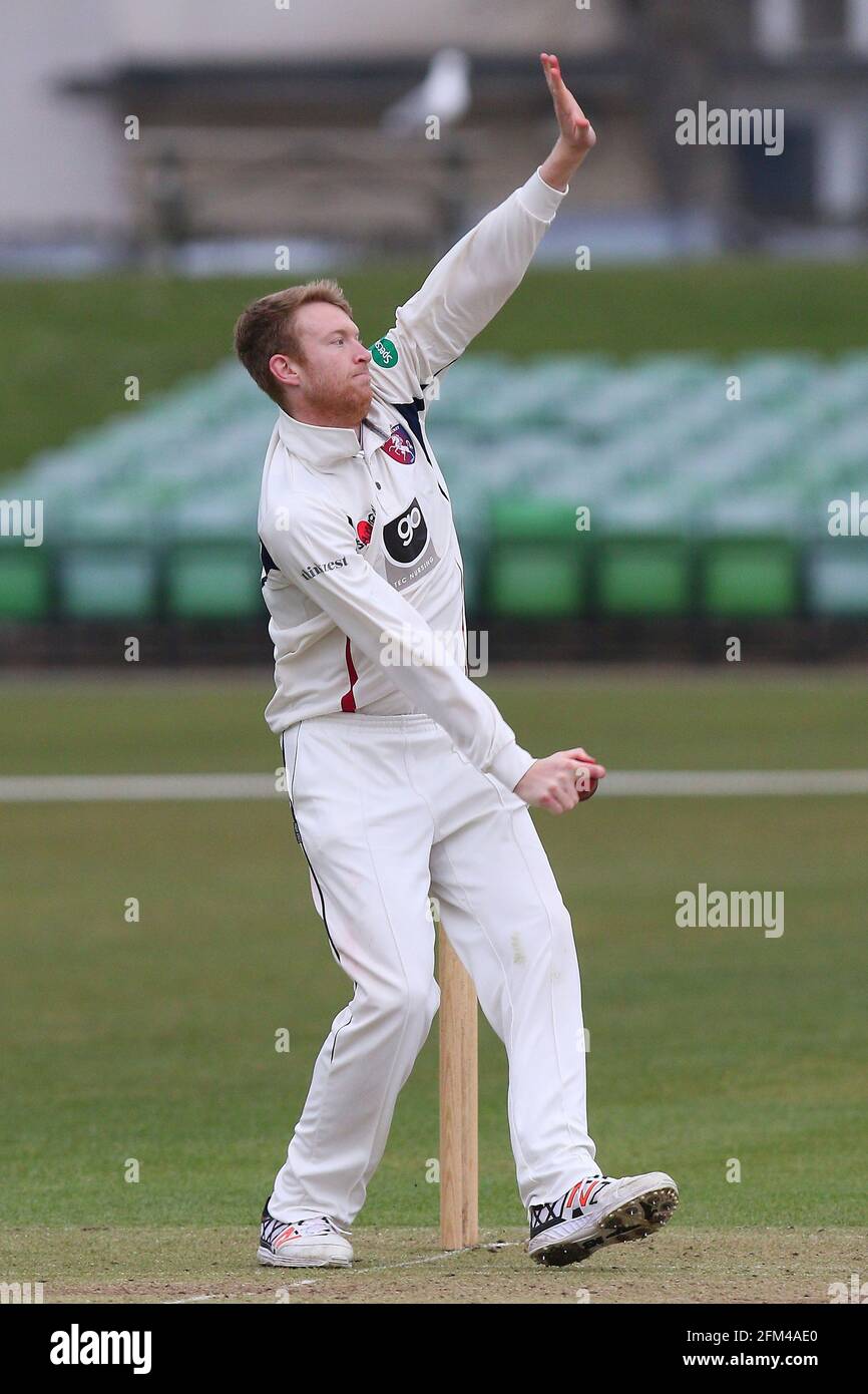 Adam Riley im Bowling-Action für Kent während Kent CCC gegen Essex CCC, Friendly Match Cricket am St Lawrence Ground am 23. März 2016 Stockfoto