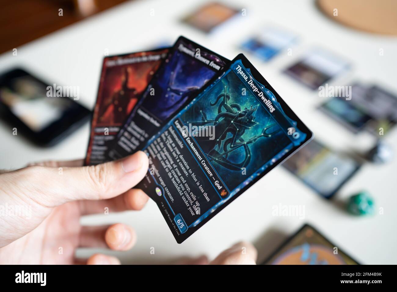 Bangkok, Thailand - 6. Mai 2021 : EIN Mann spielt Magic das Sammelkartenspiel mit mythischer seltener Karte. Mythische Seltenheit ist eine Seltenheitsstufe der Karte. Stockfoto