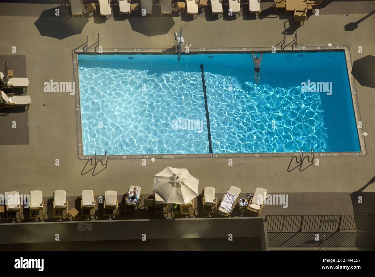 LOS ANGELES, USA - 24. Jun 2017: Blick aus der Vogelperspektive oder Drohne auf einen türkisfarbenen Pool in einem Hotel in der Innenstadt von Los Angeles, Cali Stockfoto