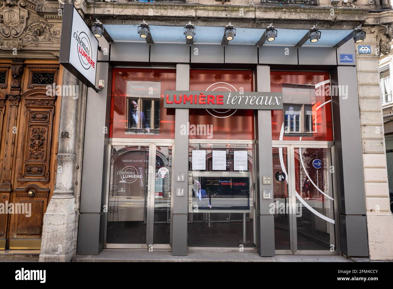 Lyon (Frankreich), 05. Mai 2021. Die Vorderseite des Kinos Lumière terreaux wurde während der Gesundheitskrise geschlossen. Stockfoto