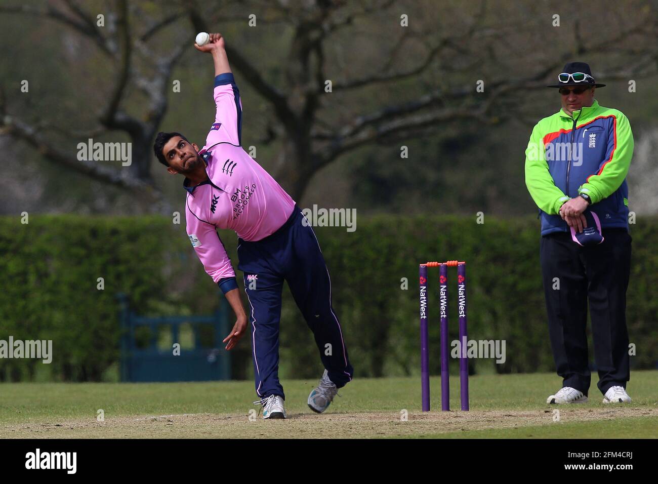 Ravi Patel beim Bowling für Middlesex während des Middlesex CCC 2nd XI vs Essex CCC 2nd XI, Second XI T20 Cricket im Radlett Cricket Club am 21. April Stockfoto