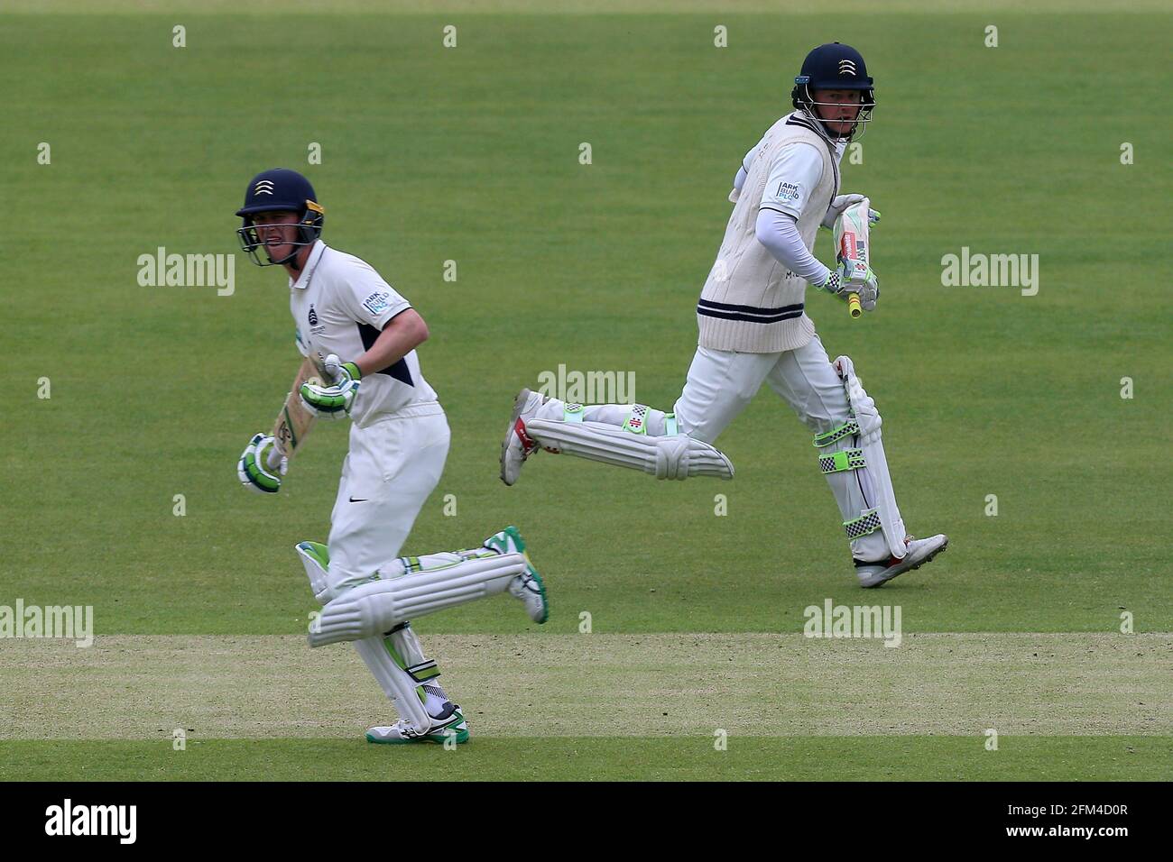 Sam Robson (R) und Nick Gubbins erhöhen die Middlesex-Summe während des Middlesex CCC gegen Essex CCC, Specsavers County Championship Division 1 Cricket in Lor Stockfoto