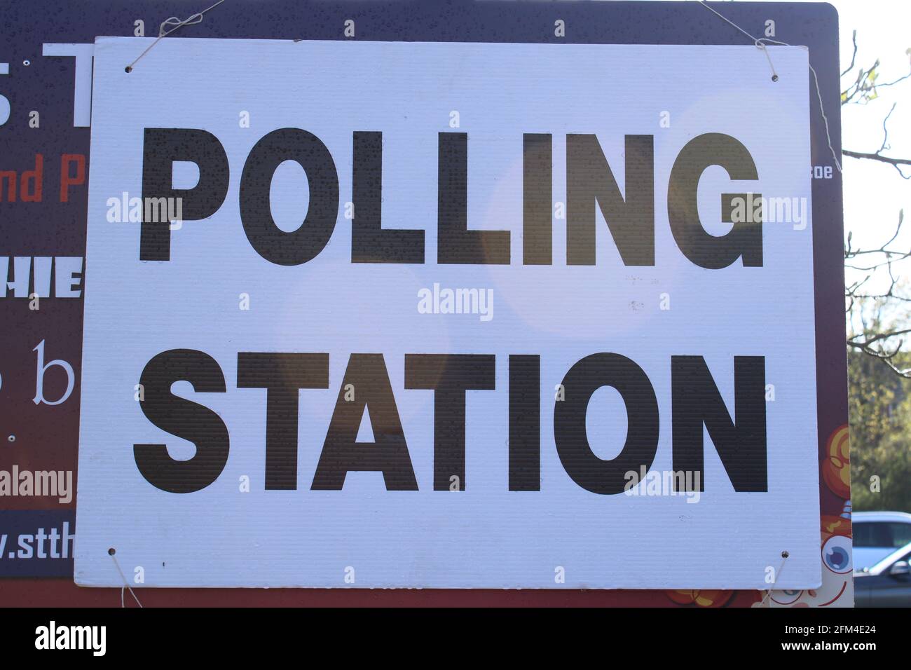 Weißes Wahllokal-Schild mit schwarzem Text Stockfoto
