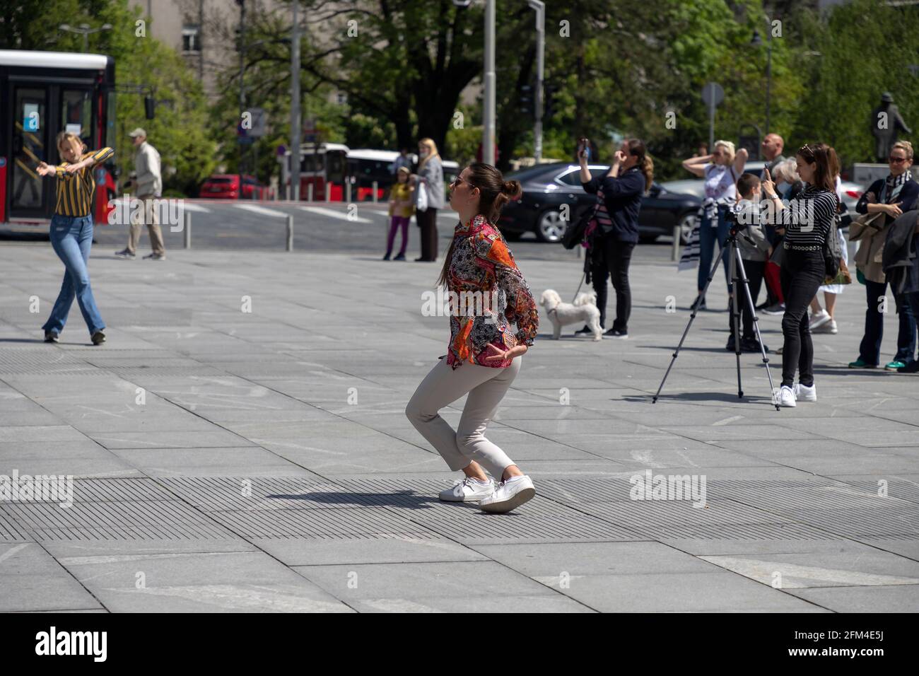Serbien, 29. Apr 2021: Eine Flash-Mob-Tanztruppe ist auf dem Platz der Republik in Belgrad zu sehen, um den Internationalen Tanztag zu feiern Stockfoto