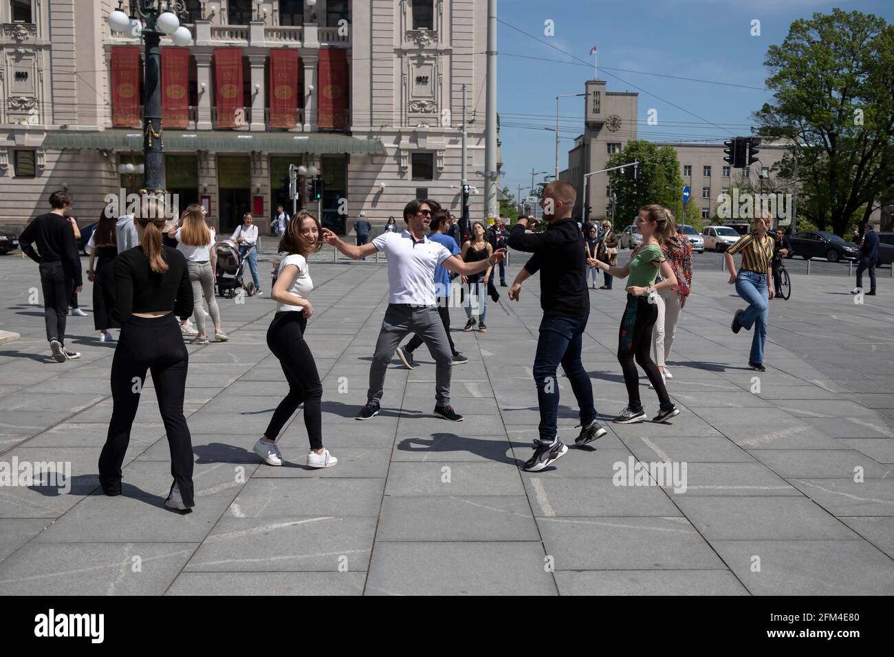 Serbien, 29. Apr 2021: Eine Flash-Mob-Tanztruppe ist auf dem Platz der Republik in Belgrad zu sehen, um den Internationalen Tanztag zu feiern Stockfoto