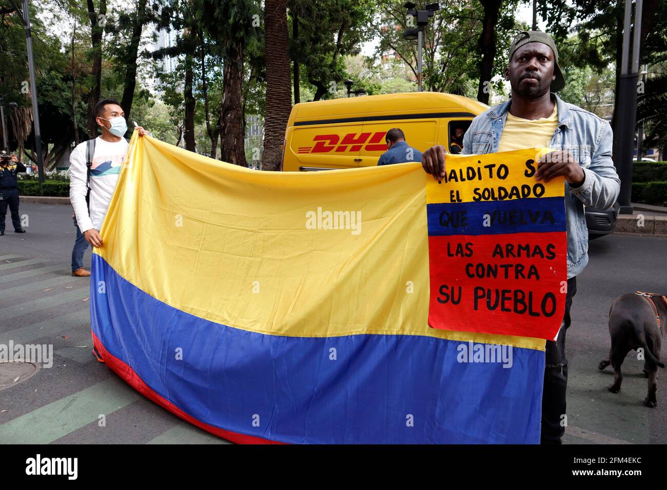 Nicht exklusiv: MEXIKO-STADT, MEXIKO - 5. MAI: Kolumbianische Demonstranten nehmen an einem Protest vor der kolumbianischen Botschaft in Mexiko Teil, um zu unterstützen Stockfoto