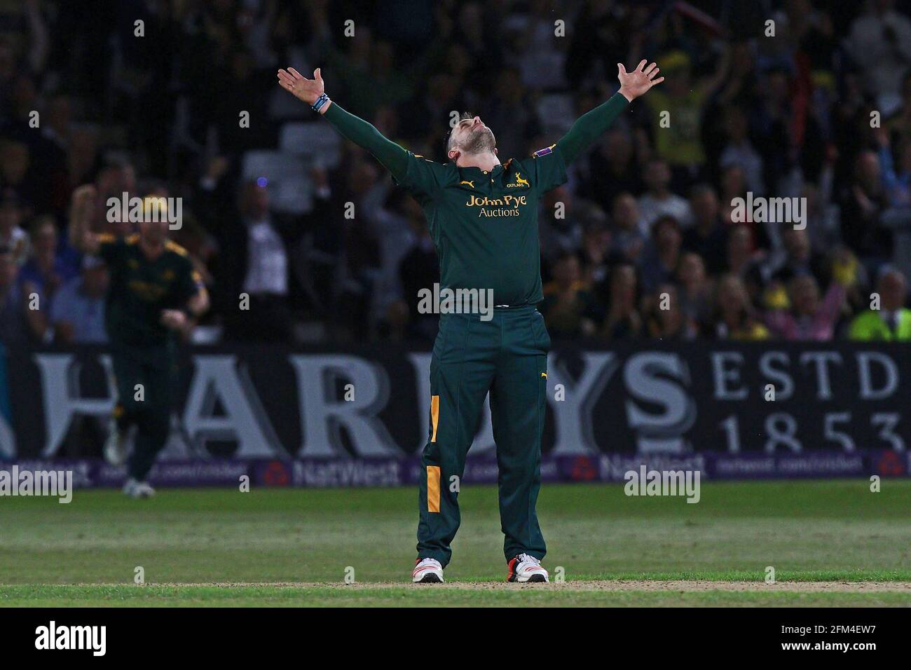 Steven Mullaney von Notts feiert die Einnahme des Wickels von Graham Napier während Notts Outlaws gegen Essex Eagles, NatWest T20 Blast Cricket an der Trent Bridge Stockfoto