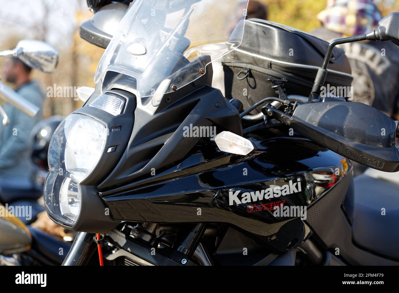 Uljanowsk, Russland - 03. Oktober 2020. Seitenansicht des Motorrads Kawasaki Versys mit Text-Logo. Stockfoto