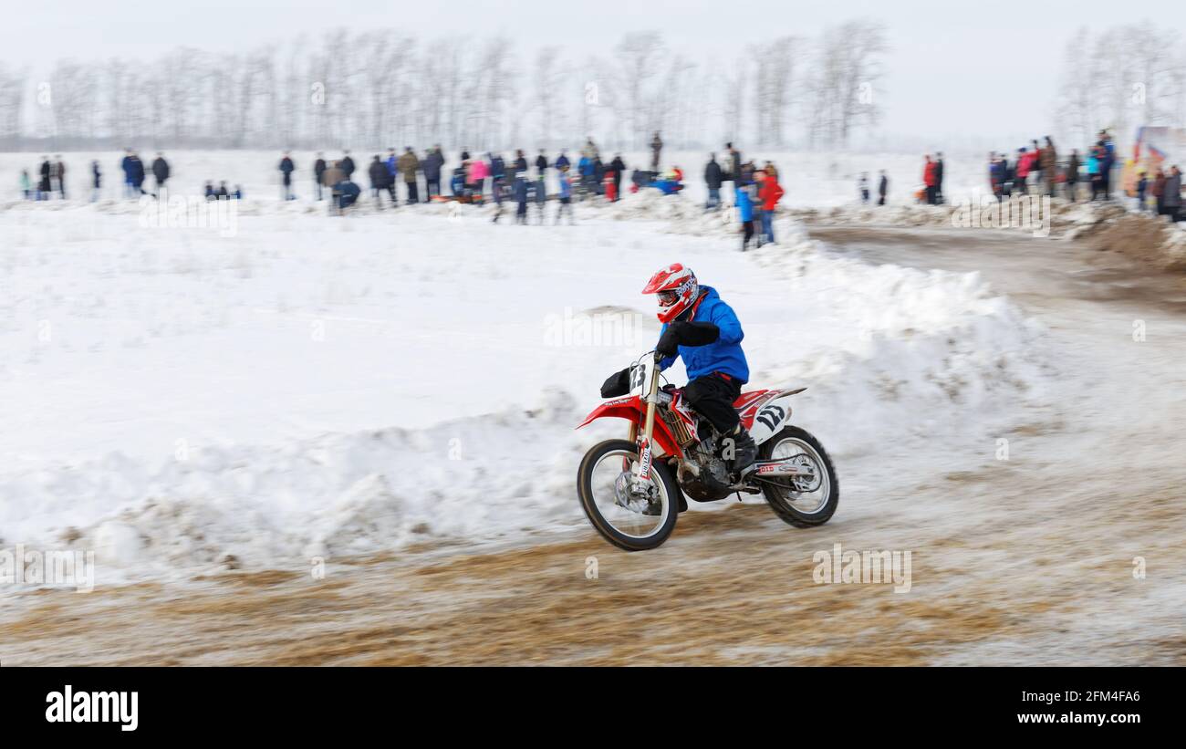 Uljanowsk, Russland - 06. Februar 2016. Winter-Motocross-Rennen 2016. Aufnahme eines Motocross-Wettbewerbs. Stockfoto