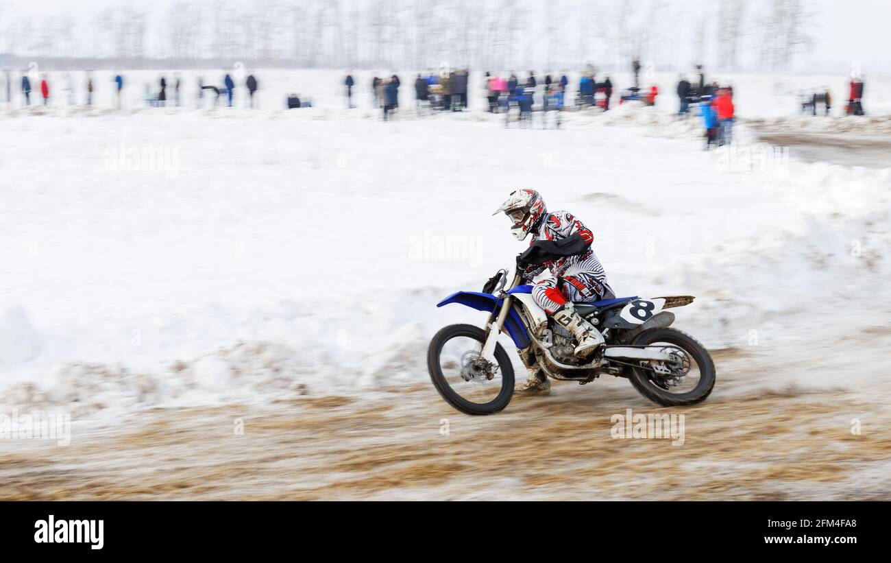 Uljanowsk, Russland - 06. Februar 2016. Winter-Motocross-Rennen 2016. Aufnahme eines Motocross-Wettbewerbs. Stockfoto