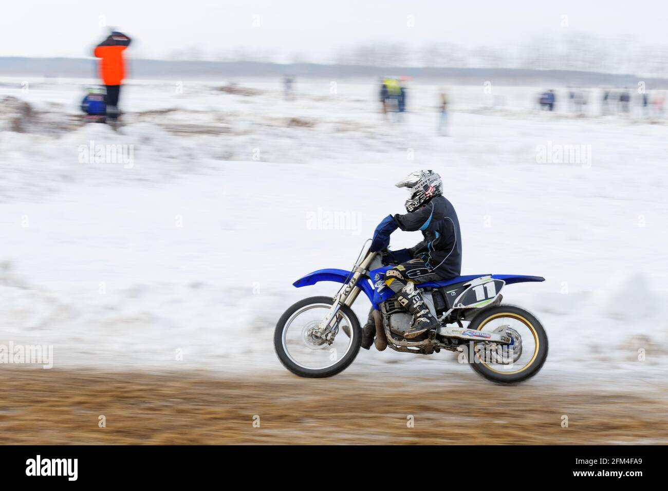 Uljanowsk, Russland - 06. Februar 2016. Winter-Motocross-Rennen 2016. Aufnahme eines Motocross-Wettbewerbs. Stockfoto
