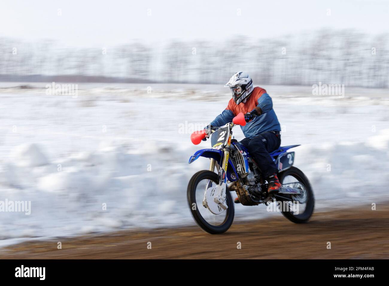 Uljanowsk, Russland - 06. Februar 2016. Winter-Motocross-Rennen 2016. Aufnahme eines Motocross-Wettbewerbs. Stockfoto