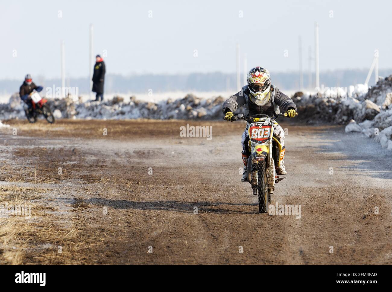 Uljanowsk, Russland - 06. Februar 2016. Winter-Motocross-Rennen 2016. Junger Fahrer auf der Rennstrecke. Stockfoto