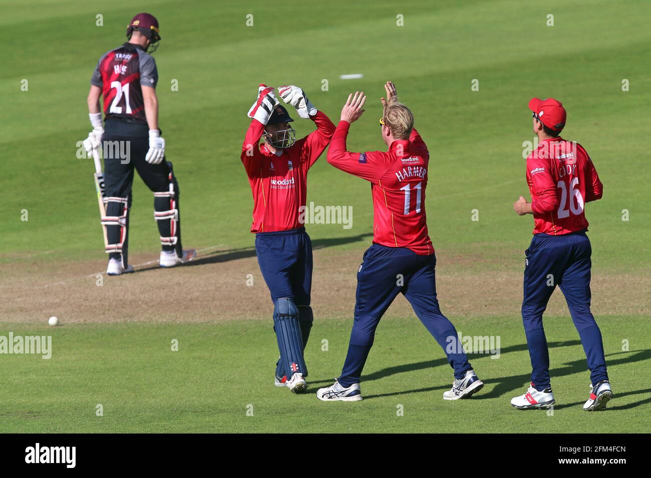 Simon Harmer von Essex wird von seinen Teamkollegen gratuliert, nachdem er das Wicket von Adam Hose während Somerset vs Essex Eagles, Royal London One-Day Cu, eingenommen hatte Stockfoto