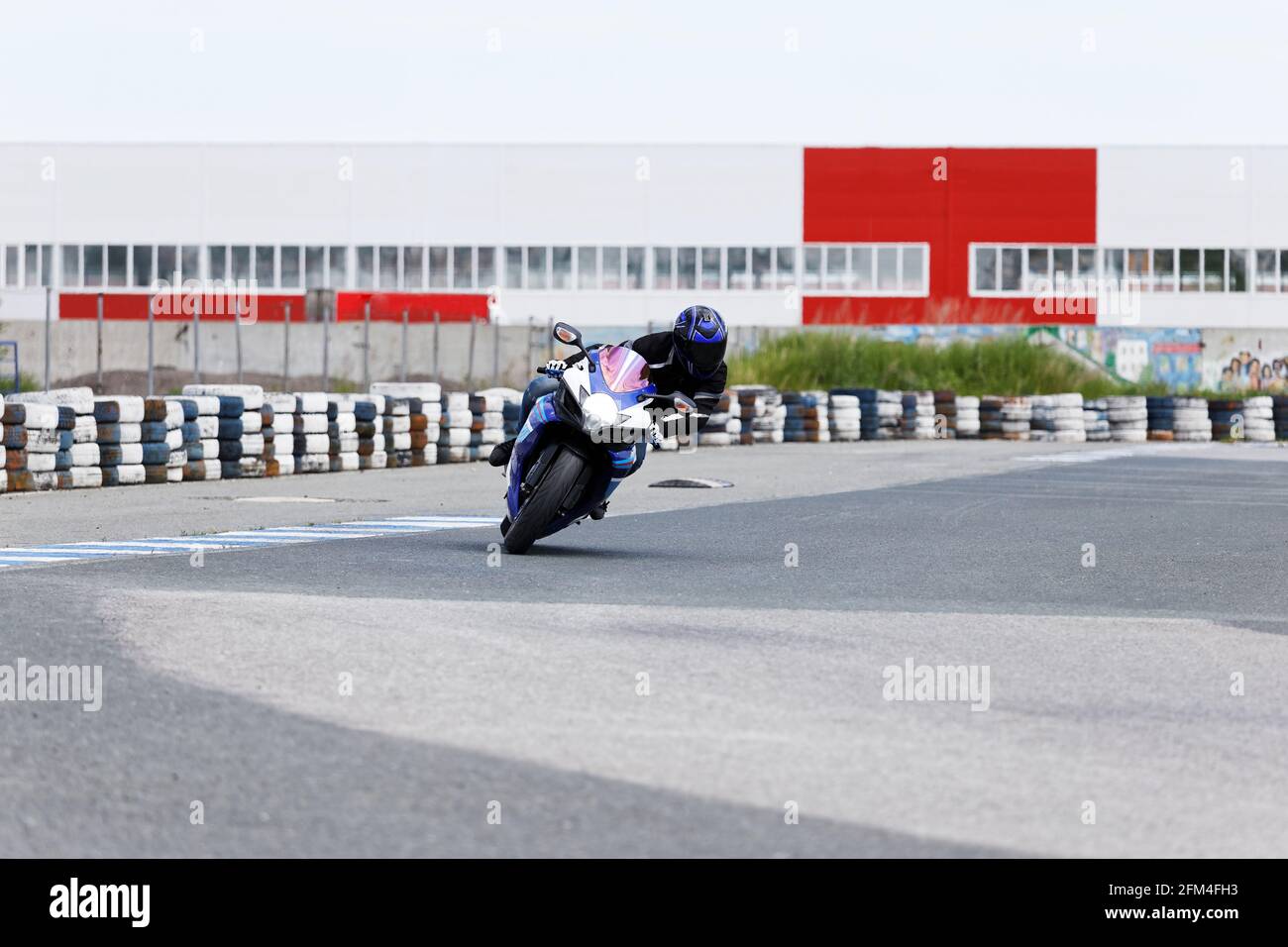 Uljanowsk, Russland - 10. Juni 2017. Motorrad-Rennfahrer auf dem Sportbike, der sich auf der Strecke in eine schnelle Kurve lehnt Stockfoto