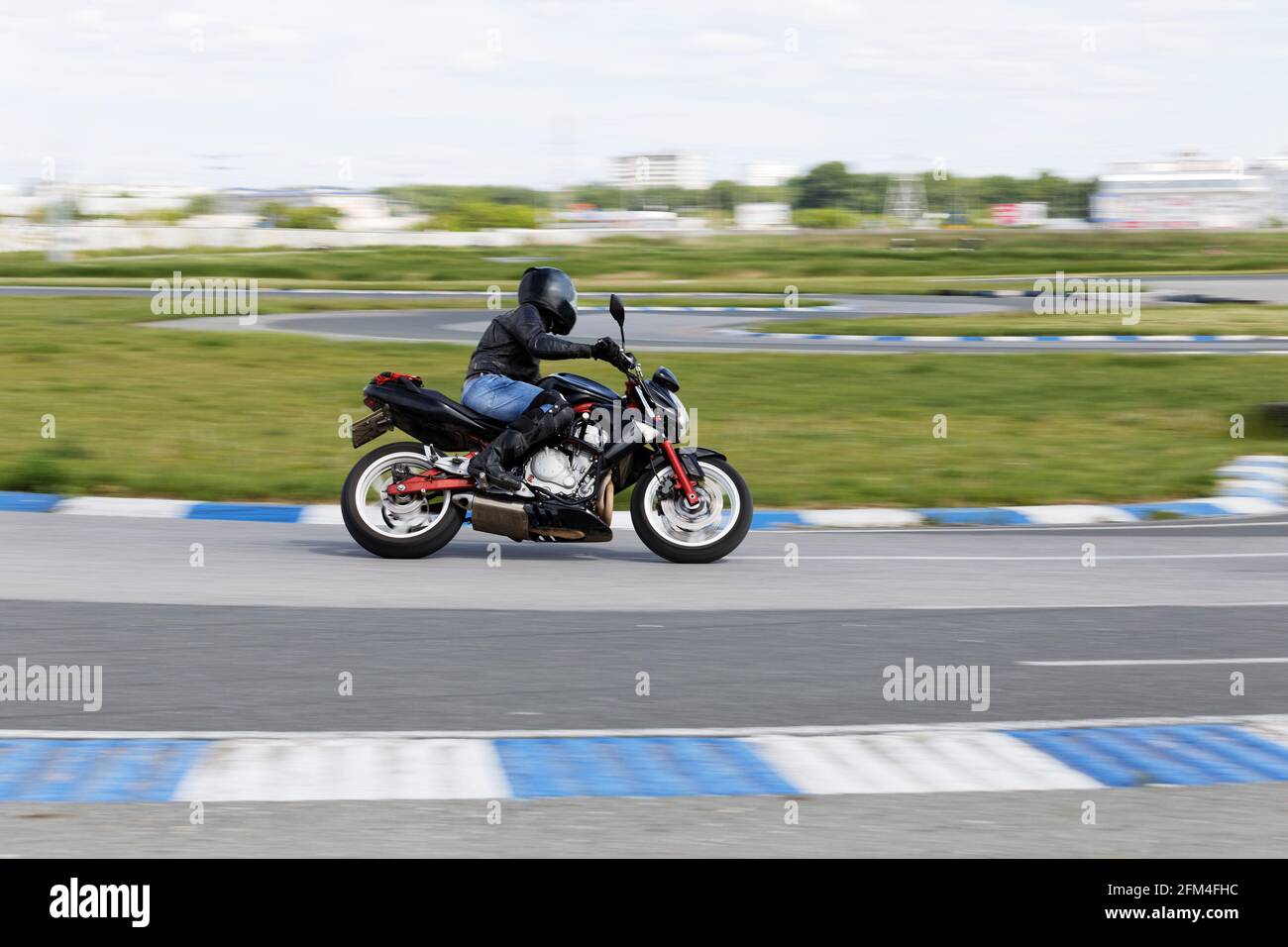 Uljanowsk, Russland - 10. Juni 2017. Ein Motorrad-Rennfahrer macht einen Übungslauf auf einer Sportstrecke. Bewegungsunschärfe. Stockfoto