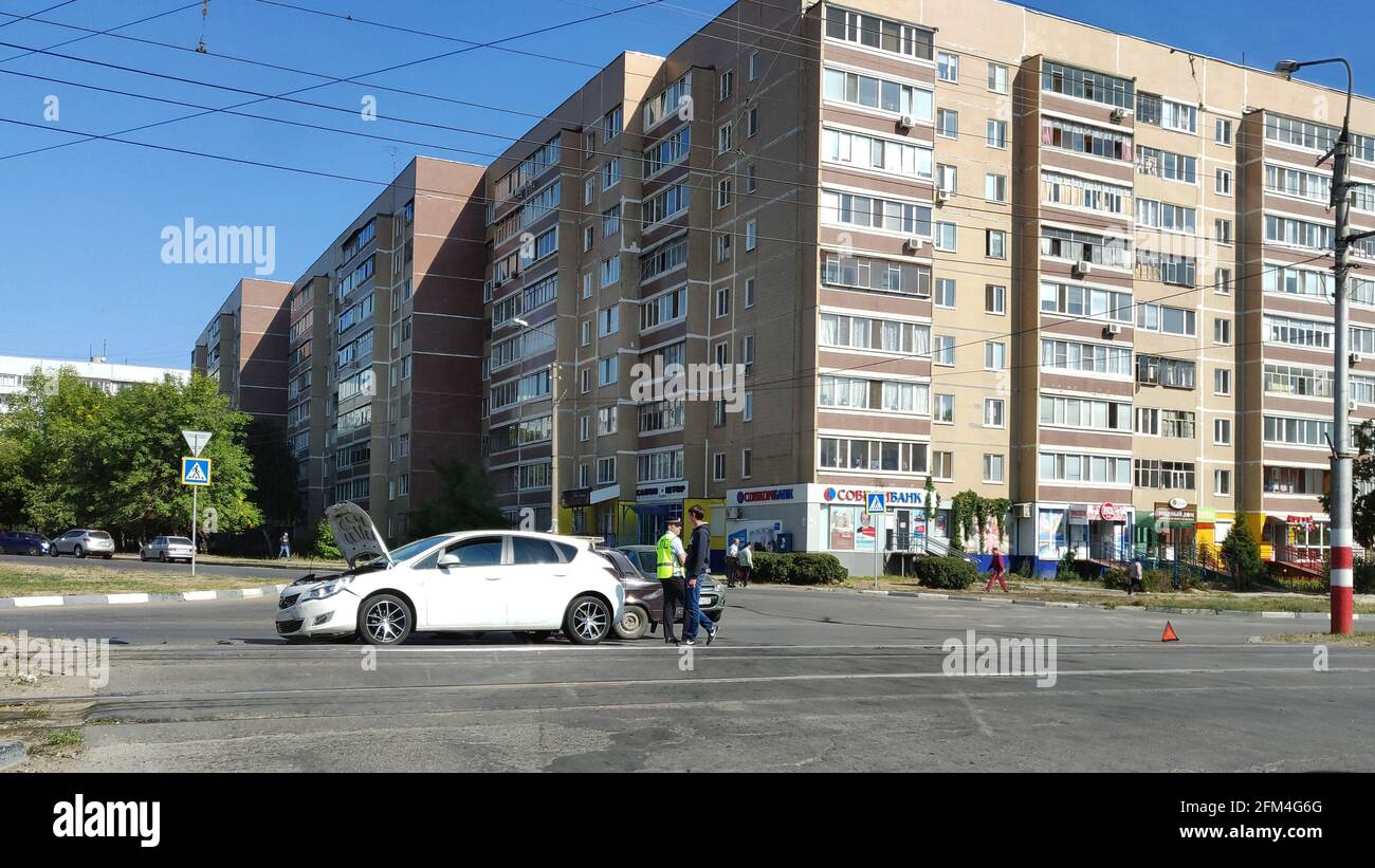 Ulianowsk, Russland - 11. September 2018: Zwei Autos bei einem Autounfall auf der Straße. Die Verkehrspolizei untersucht den Vorfall. Versicherungsfall - dama Stockfoto