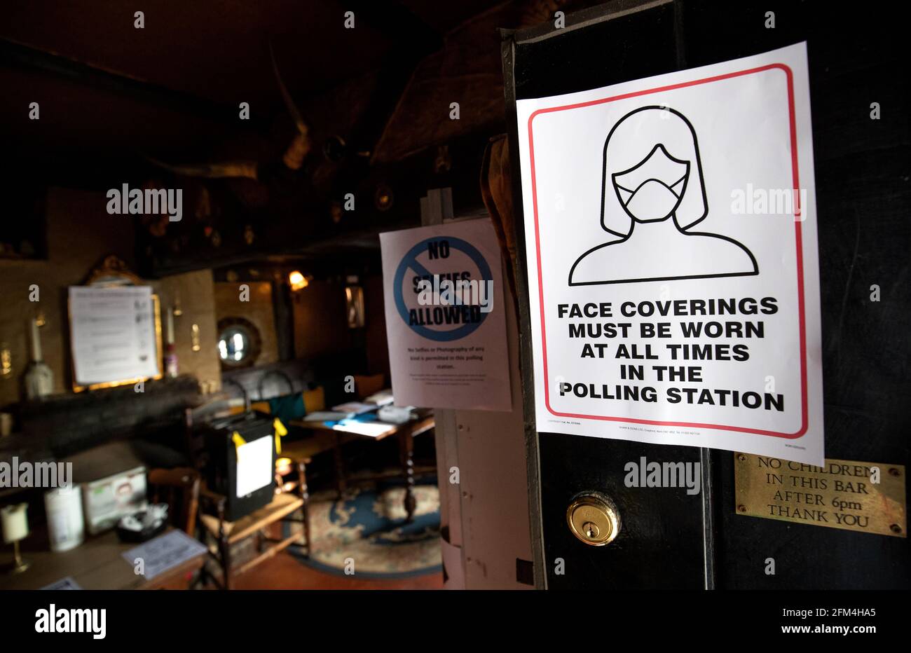 Das lokale Wahllokal im Weissen Rössl in Priors Dean, Hampshire, das auch von den Einheimischen als „Pub ohne Namen“ bekannt ist. Bilddatum: Donnerstag, 6. Mai 2021. Stockfoto