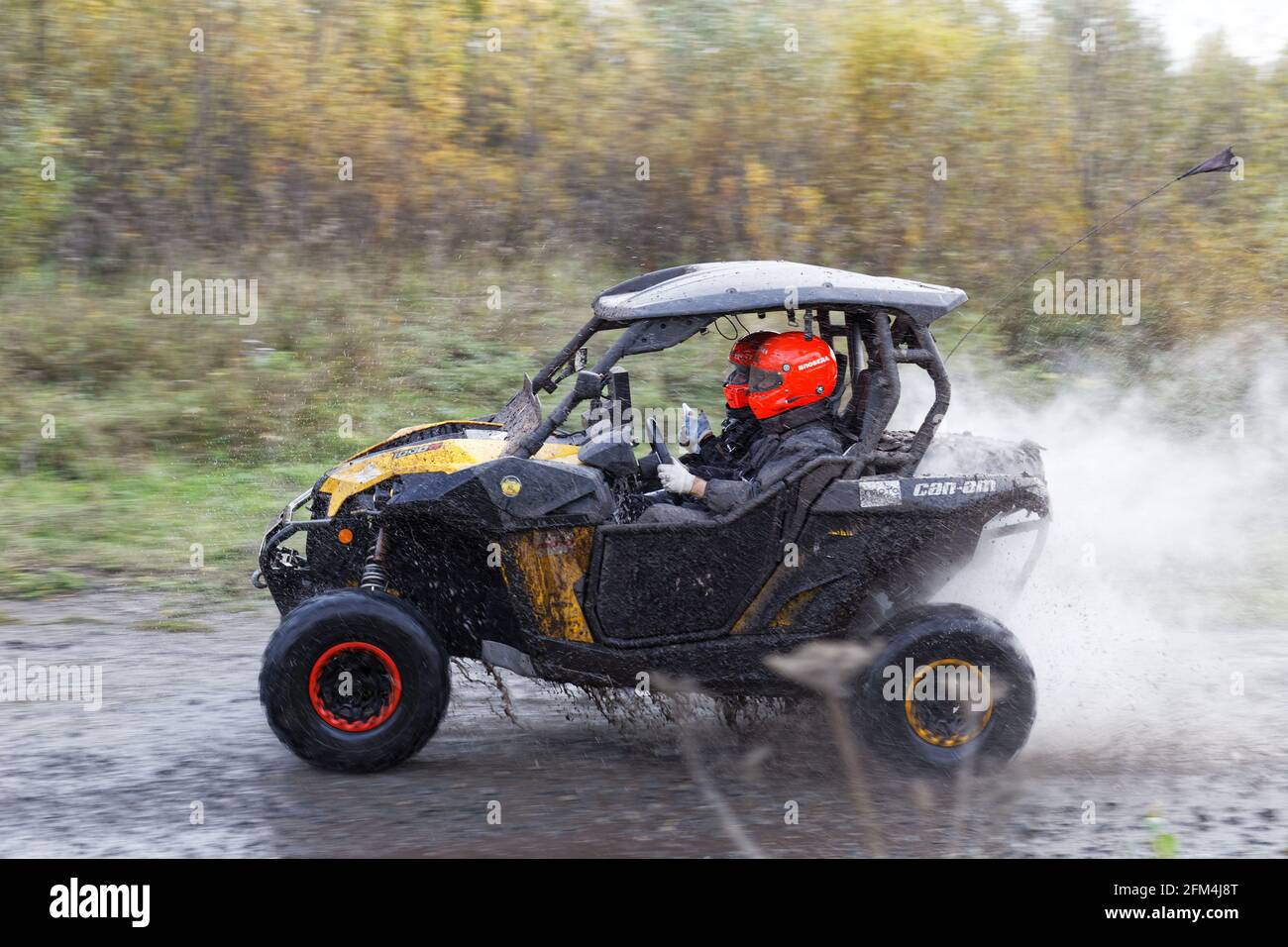 Uljanowsk, Russland - 24. September 2016. Rally razzia 'Hills of Russia'. ATV-Fahrzeug auf einer unbefestigten Straße durch den Wald. Stockfoto