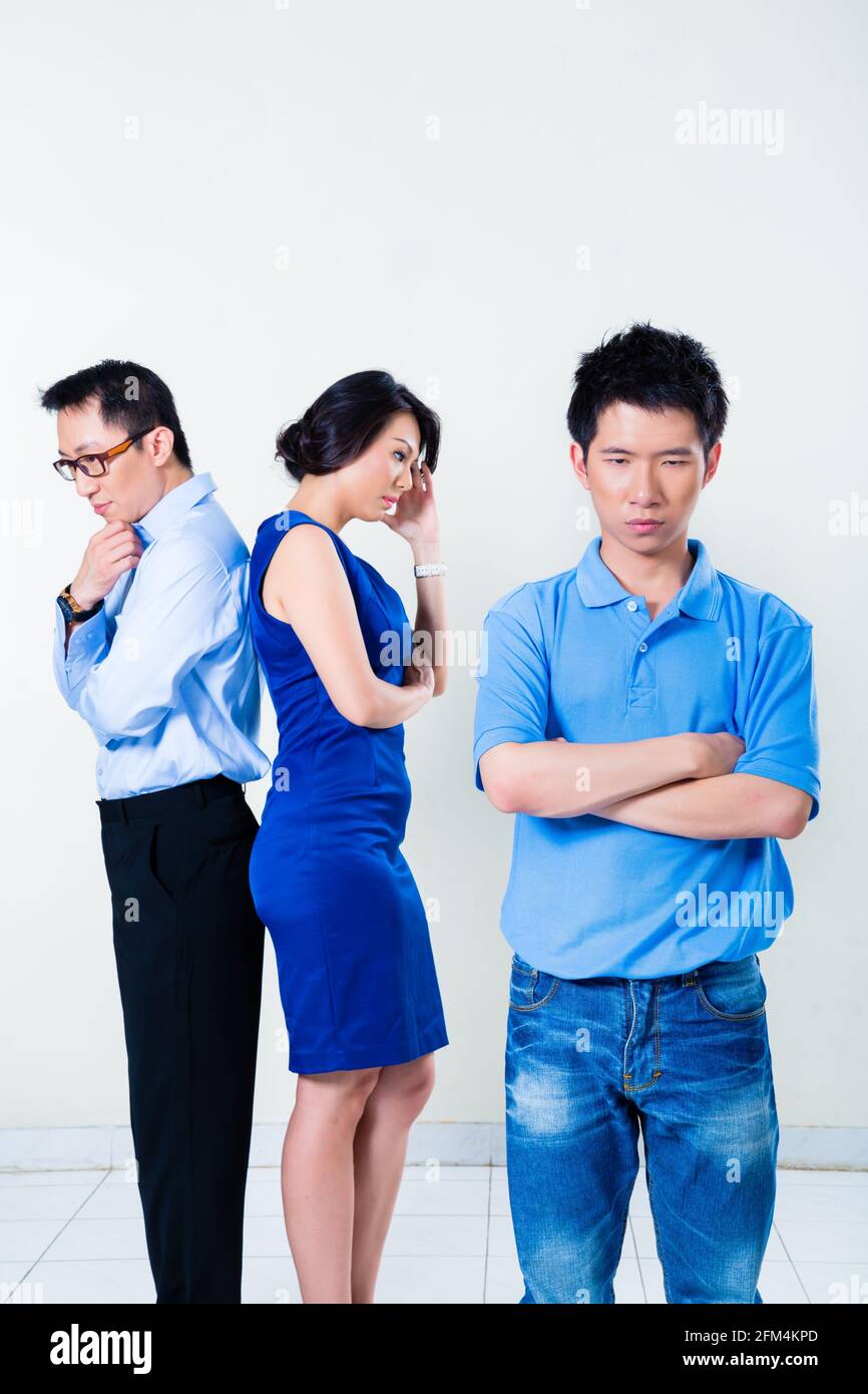 Junge Chinesen leiden, kämpfen die Eltern und ihre Scheidung, das Argument betrifft die gesamte Familie Stockfoto