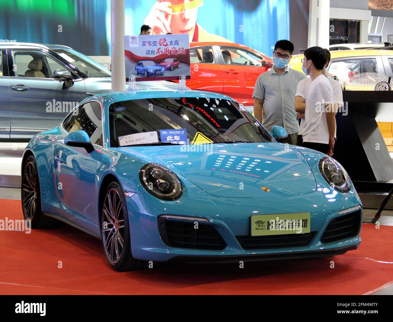 Die neuen Energie-Automobile werden am 30. April 2021 auf der Nanjing International Automobile Expo 2021 in Nanjing, Jiangsu, China, gezeigt. (Foto: TPG/cnsphotos) Stockfoto