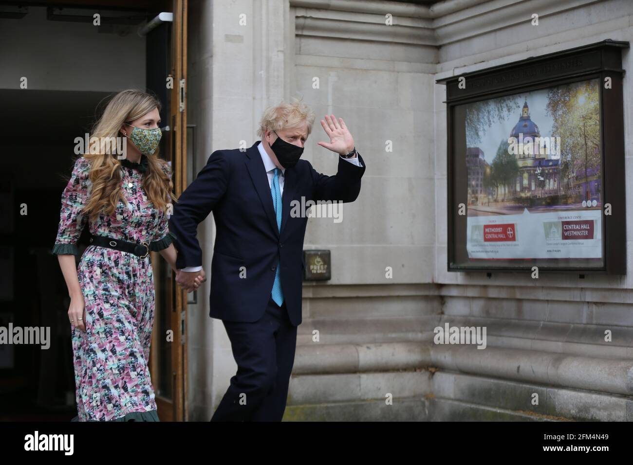 London, England, Großbritannien. Mai 2021. Der britische Premierminister BORIS JOHNSON und seine Verlobte CARRIE SYMONDS stimmten bei den Super Thursday-Wahlen in Westminster ab. Das Vereinigte Königreich stimmt heute bei den größten Wahlen der letzten 50 Jahre an der Seite der nationalen Regierung in Wales und Schottland für Kommunalwahlen ab. Kredit: Tayfun Salci/ZUMA Wire/Alamy Live Nachrichten Stockfoto