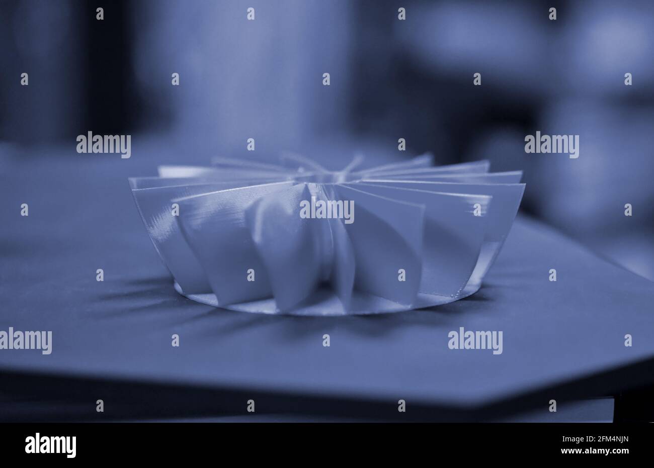 Blaugrauer 3D-Drucker mit Modelldruck. Fortschrittliche moderne additive Technologien Stockfoto