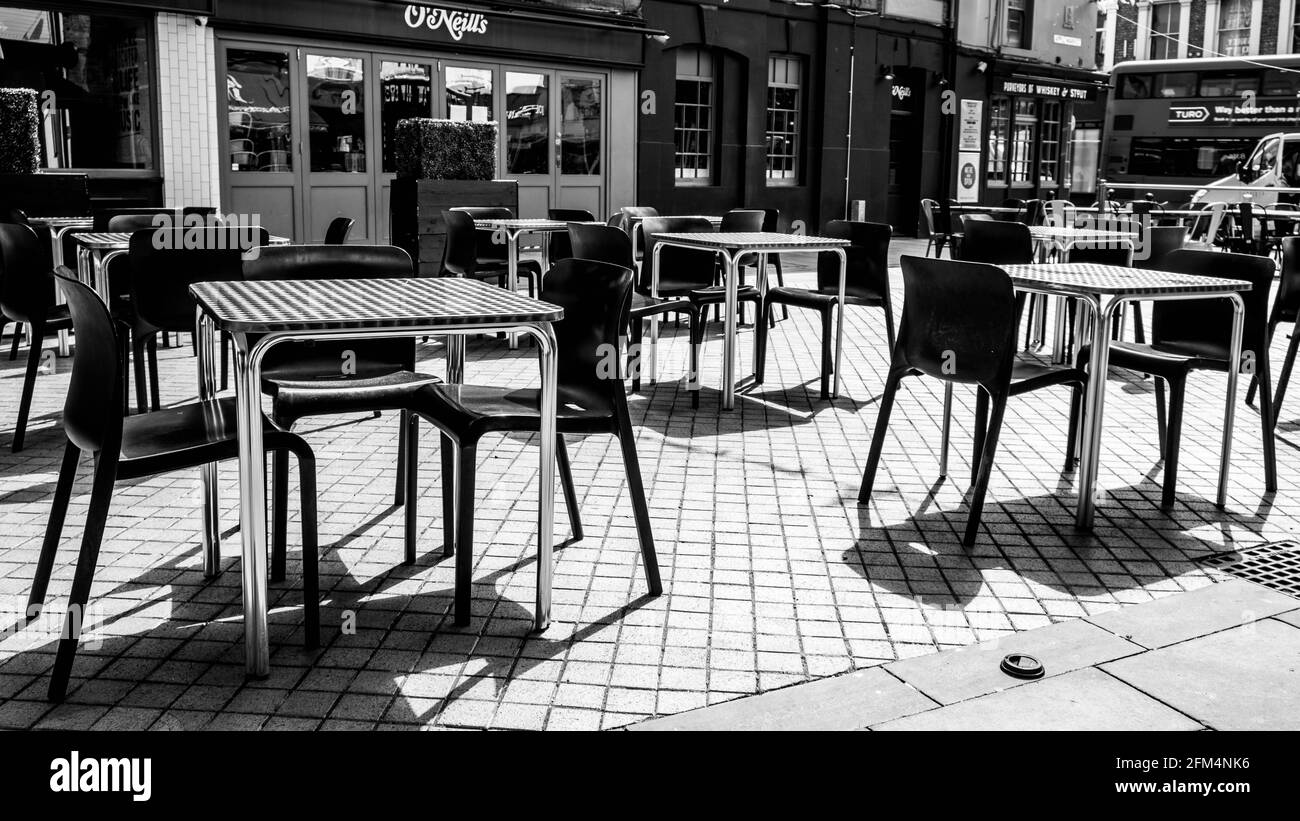 Kingston upon Thames London, Großbritannien, 04 2021. Mai, Schwarz-Weiß-Bild Empty Outside Pub or Cafe Sitzecke Tisch und Stühle Stockfoto