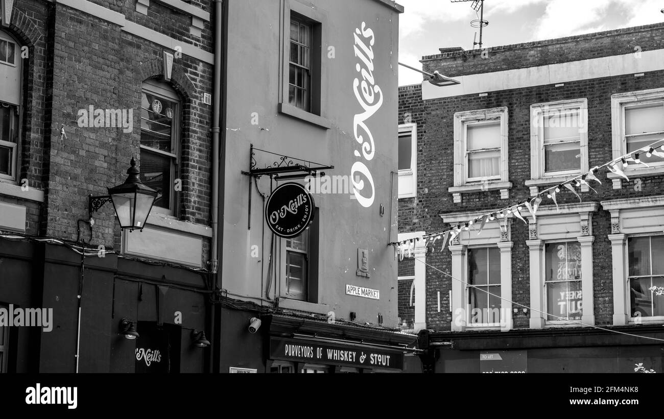 Kingston upon Thames London Großbritannien, Mai 04 2021, Schwarz-Weiß-Bild O’Neills Pub Building Außenansicht ohne Menschen Stockfoto