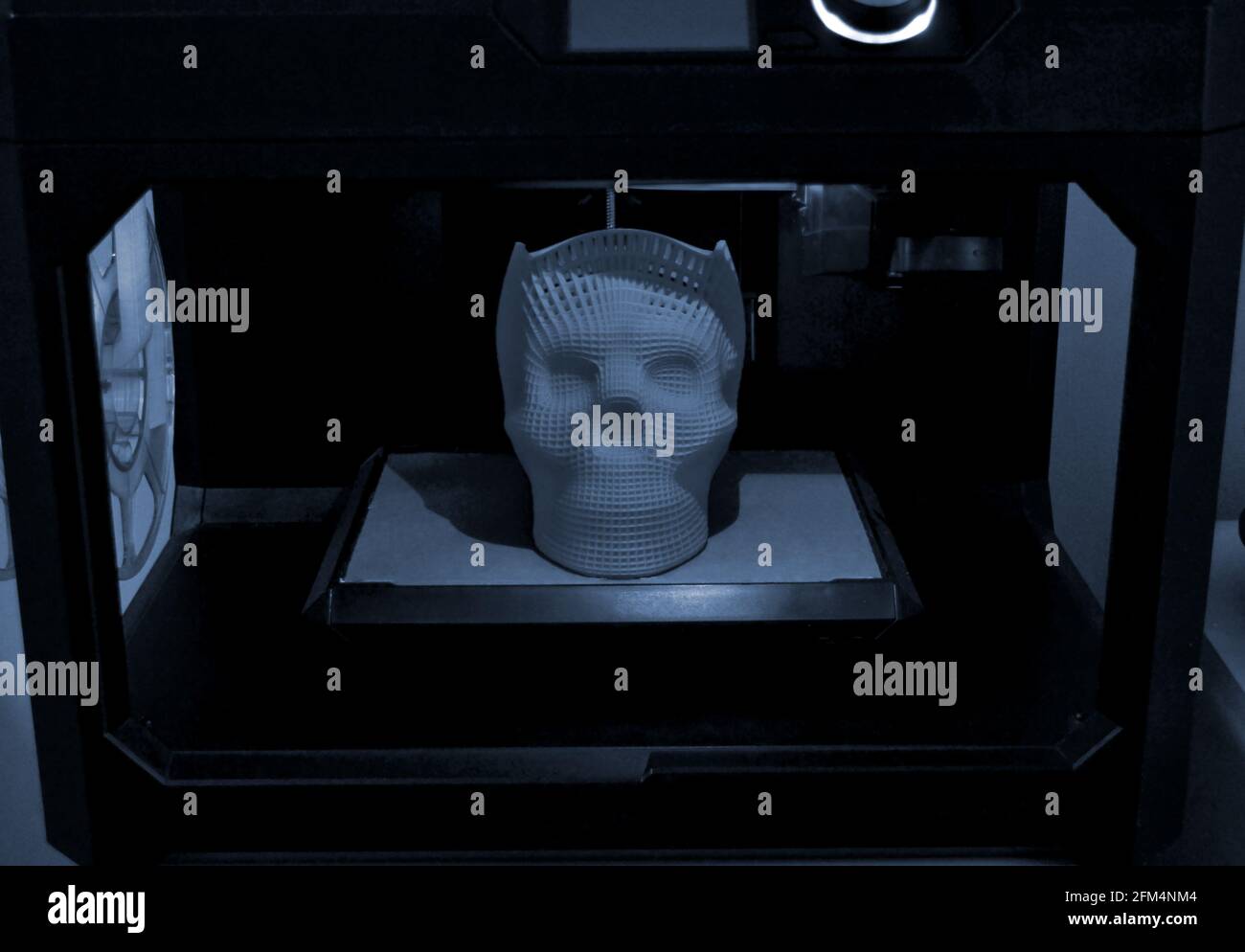 Totenkopf bedruckt mit blaugrauem Kunststoff auf 3d-Drucker. Stockfoto