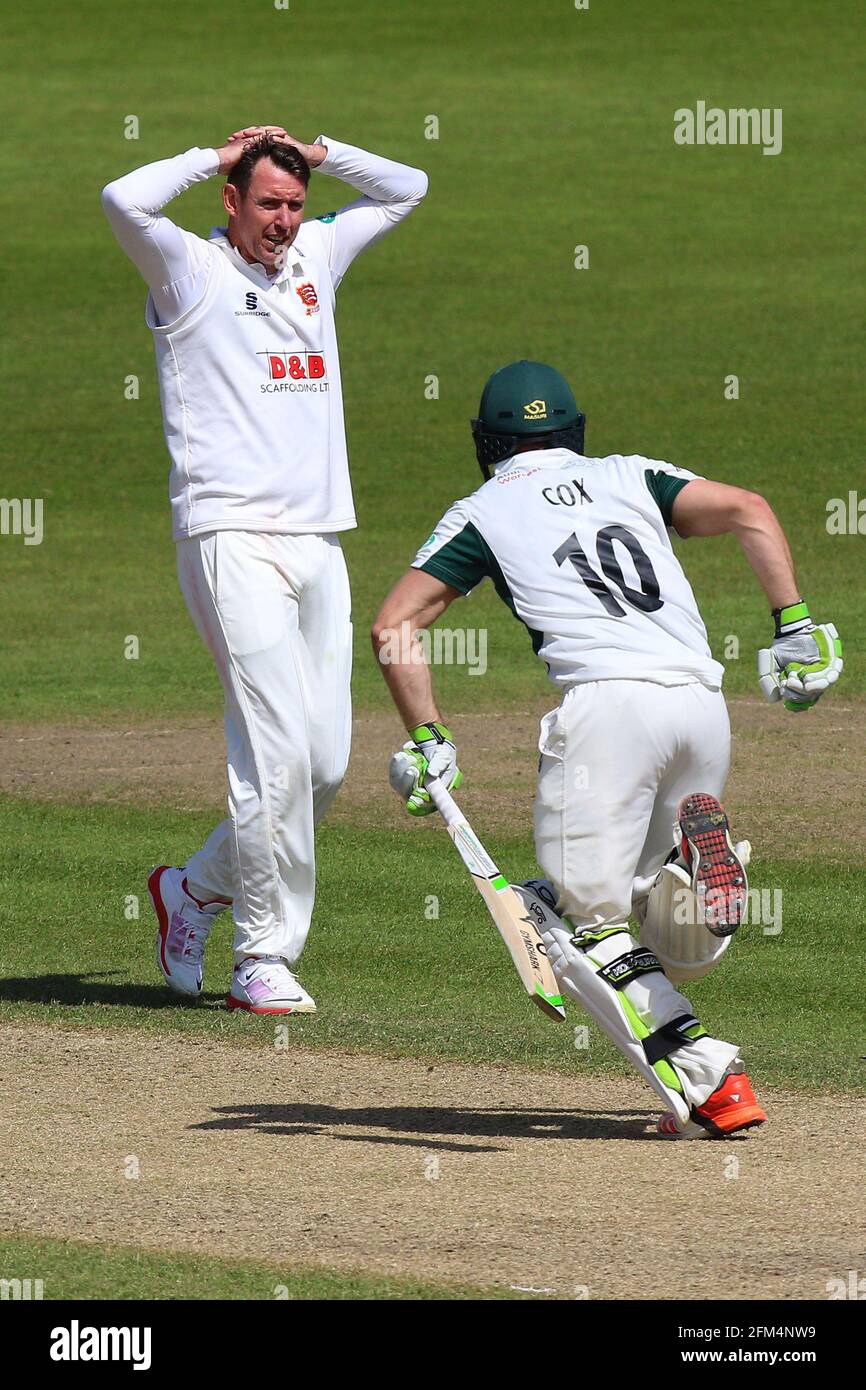 Frustration für David Masters von Essex, da Ben Cox während der Worcestershire CCC gegen Essex CCC, Specsavers County Championship Divisi, die Heimwertung erhöht Stockfoto