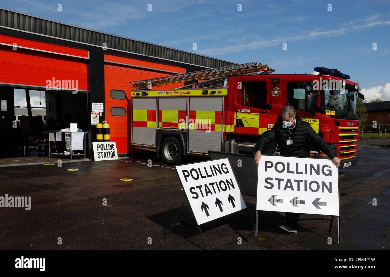 Wigston, Leicestershire, Großbritannien. Mai 2021. Der Präsidialbeamte positioniert die Schilder der Polling Station bei der Wigston Fire Station während der Kommunalwahlen. Millionen von Menschen in ganz Großbritannien werden am Donnerstag mit der größten Stimmenzahl seit den Parlamentswahlen 2019 abstimmen. Credit Darren Staples/Alamy Live News. Stockfoto