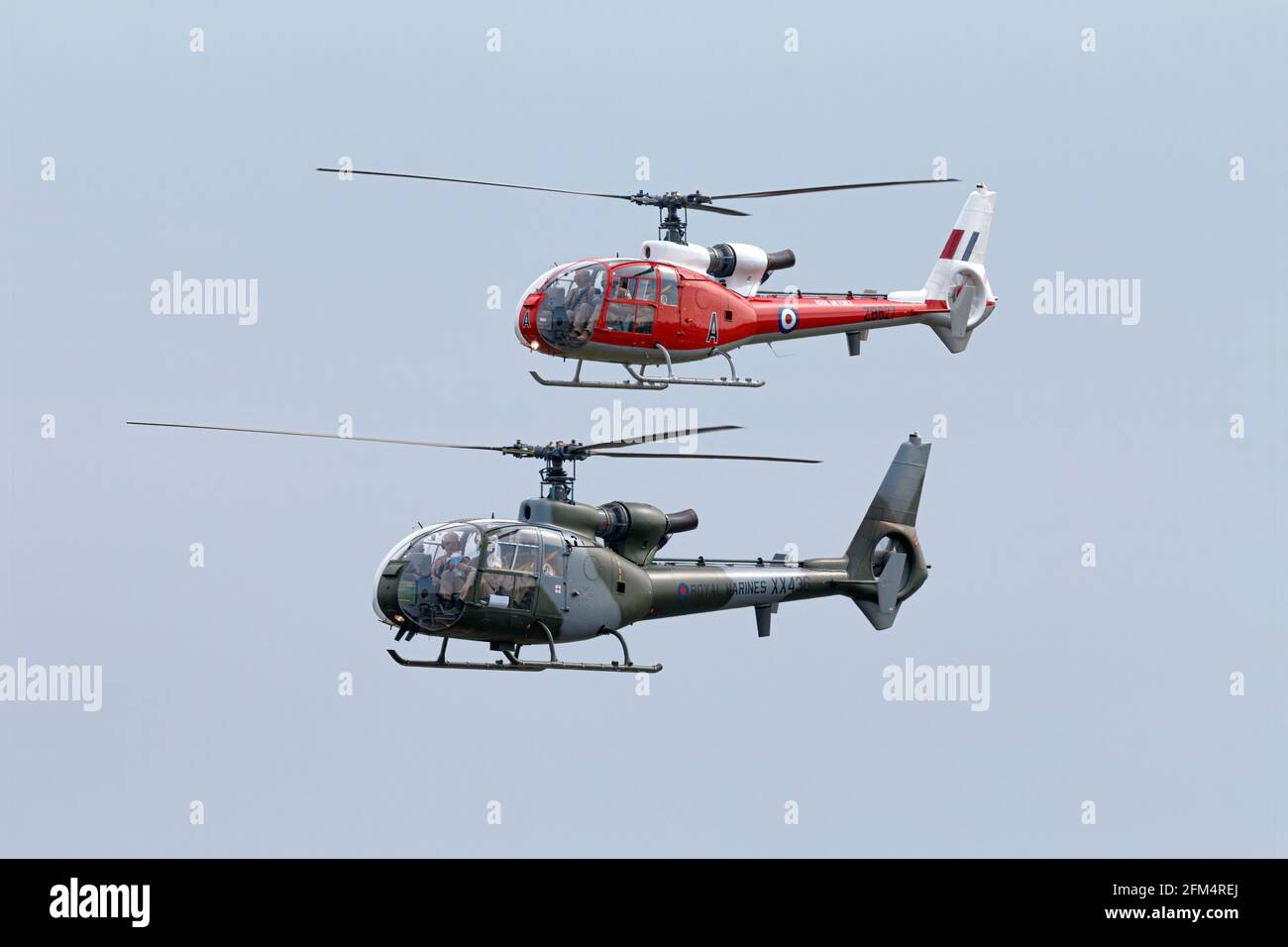 2 Westland Aerospatiale Gazelle Hubschrauber der britischen Royal Marines Und RAF Stockfoto