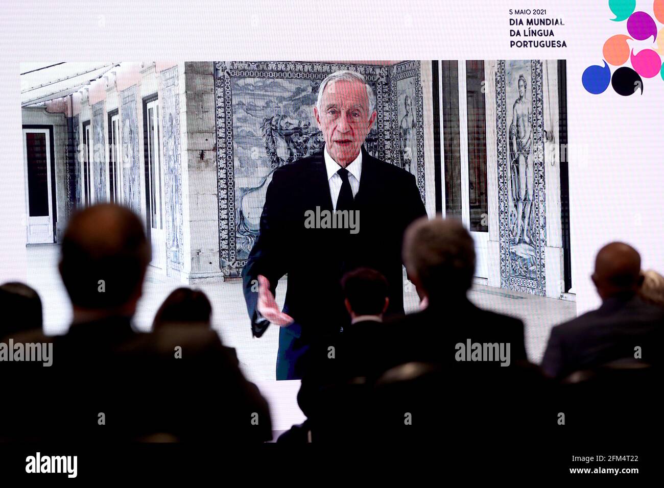 Lissabon, Portugal. Mai 2021. Eine Videobotschaft des portugiesischen Präsidenten Marcelo Rebelo de Sousa wird am 5. Mai 2021 bei einer Zeremonie anlässlich des Welttages der portugiesischen Sprache im Centro Cultural de Belem in Lissabon, Portugal, gezeigt. Quelle: Pedro Fiuza/Xinhua/Alamy Live News Stockfoto
