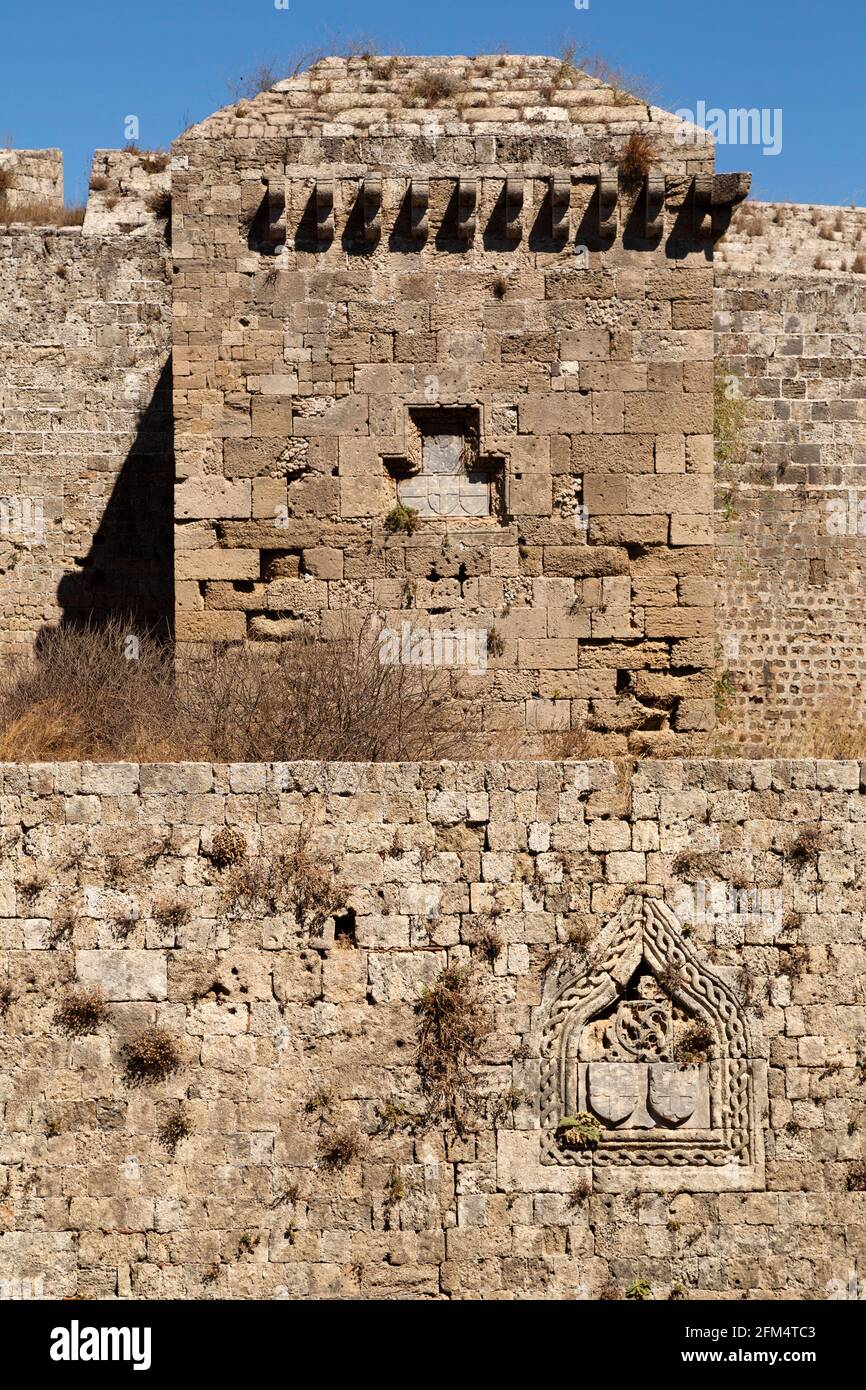 Wappen auf der Stadtmauer der Altstadt von Rhodos, Griechenland. Die Mauern der Burg sind mittelalterlichen Ursprungs. Stockfoto