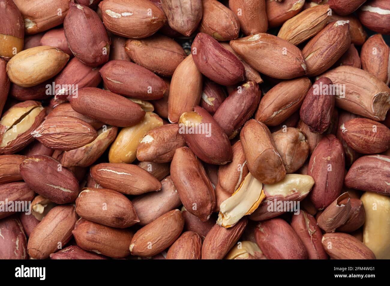 Haufen geschälter Erdnüsse als Hintergrund Stockfoto