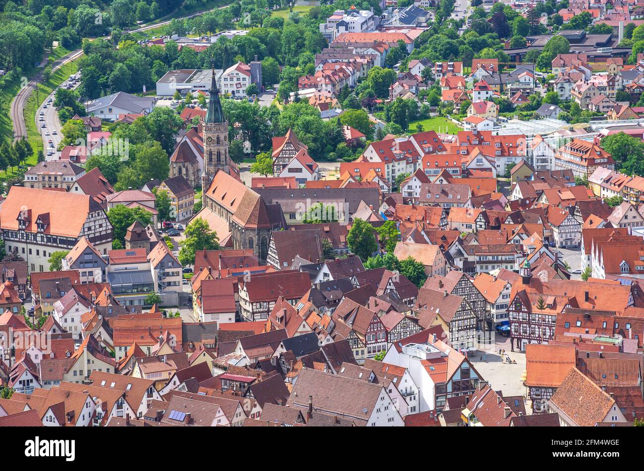 Bad Urach, Baden-Württemberg, Deutschland - 6. Juni 2014: Blick von oben auf die Kleinstadt Bad Urach am Fuße der Schwäbischen Alb Stockfoto