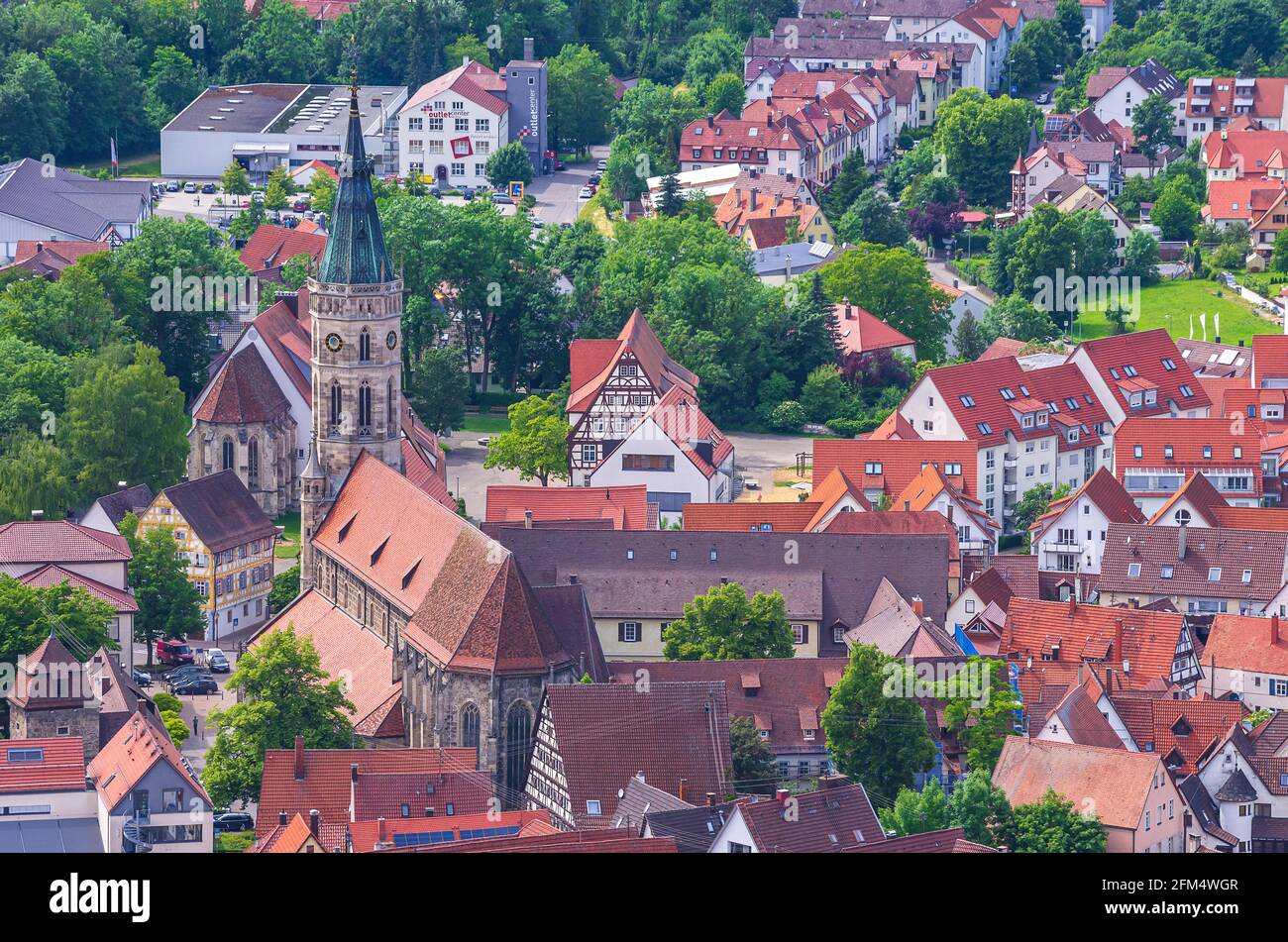 Bad Urach, Baden-Württemberg, Deutschland - 6. Juni 2014: Blick von oben auf die Kleinstadt Bad Urach am Fuße der Schwäbischen Alb Stockfoto