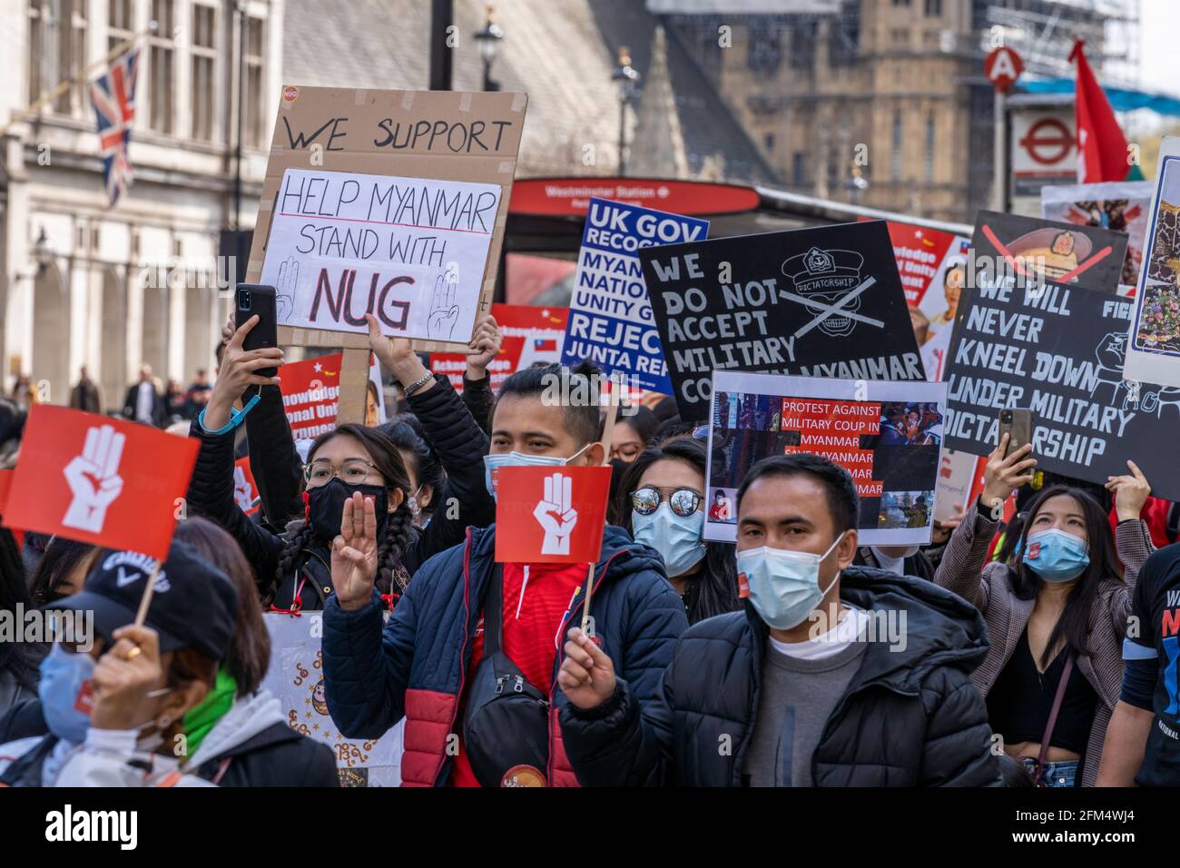 LONDON, Großbritannien – 02/05/21: Wir unterstützen Demonstranten der NUG marschieren zur Unterstützung der Regierung der Nationalen Einheit von Myanmar. Protest nach dem jüngsten Militärputsch Stockfoto