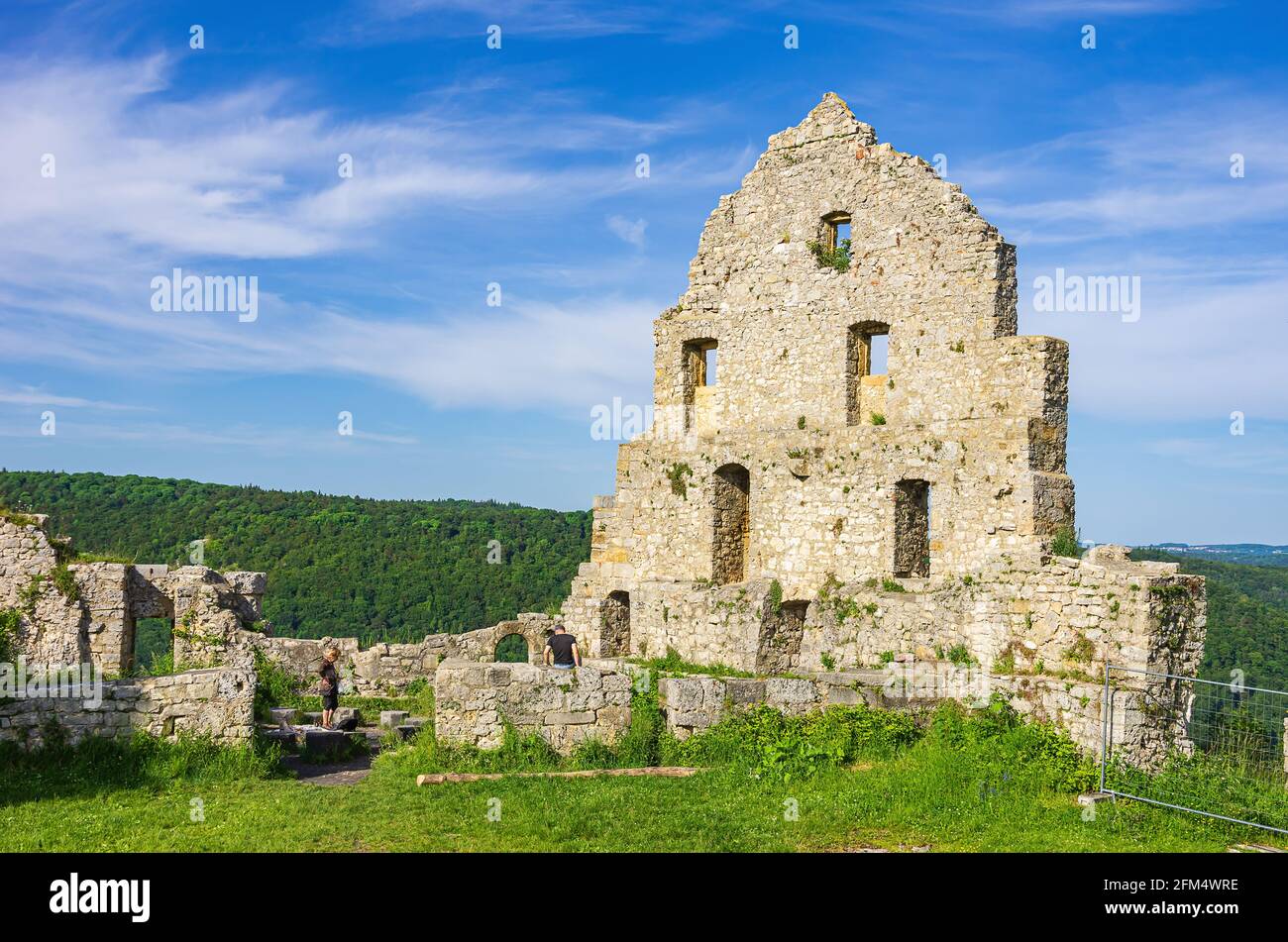 Giebelseite eines baufälligen Gebäudes, mittelalterliche Burgruinen von Hohenurach, Bad Urach, Schwäbische Alb, Baden-Württemberg, Deutschland. Stockfoto