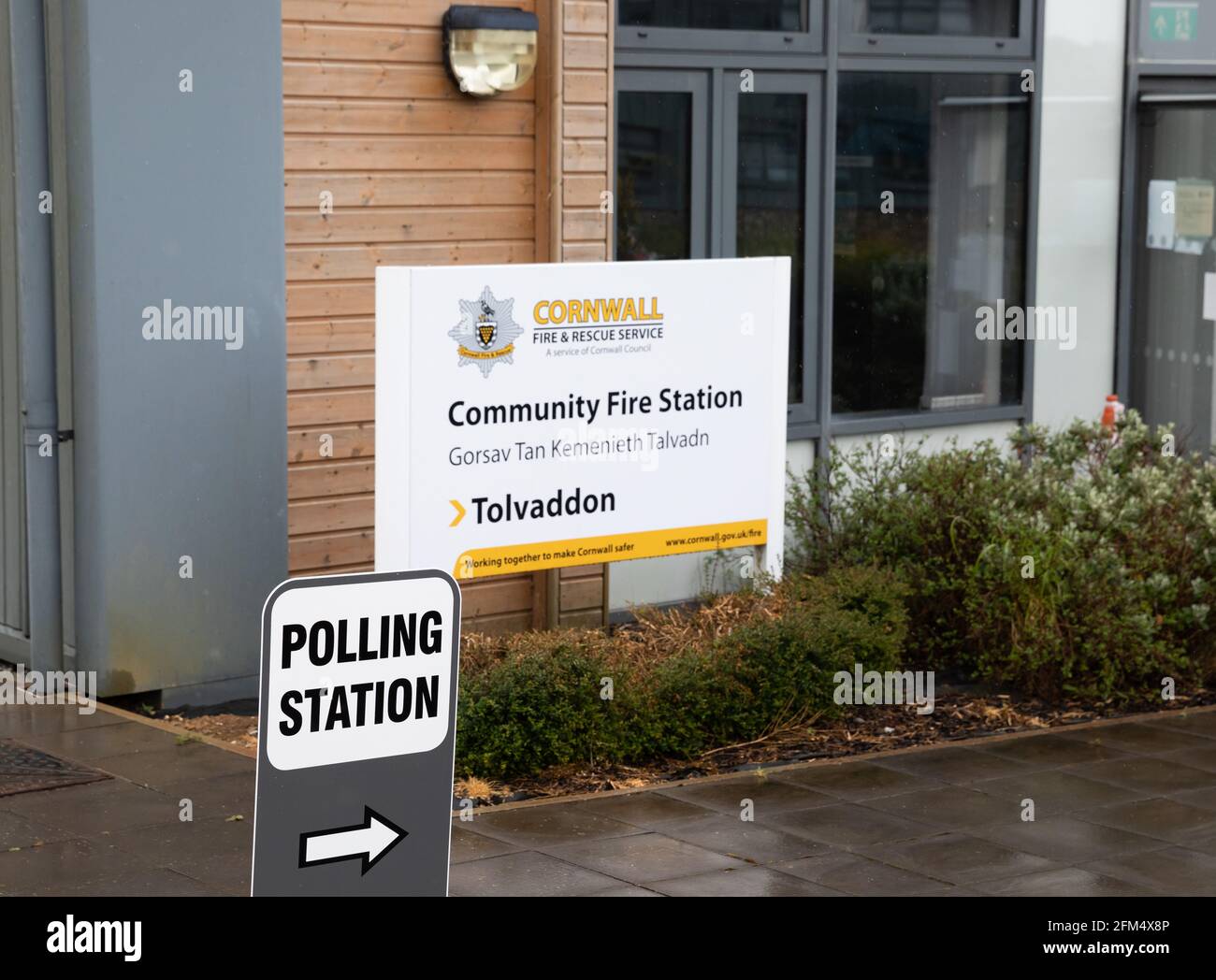 Tolvaddon, Cornwall,6. Mai 2021, die Ratswahlen in Cornwall fanden heute in der Gemeindefeuerwache von Cornwall statt, die Polling-Station ist von 7:00 bis 22:00 Uhr geöffnet, bevor die Wahlkarten zur Zählung weggenommen werden. Kredit: Keith Larby/Alamy Live Nachrichten Stockfoto