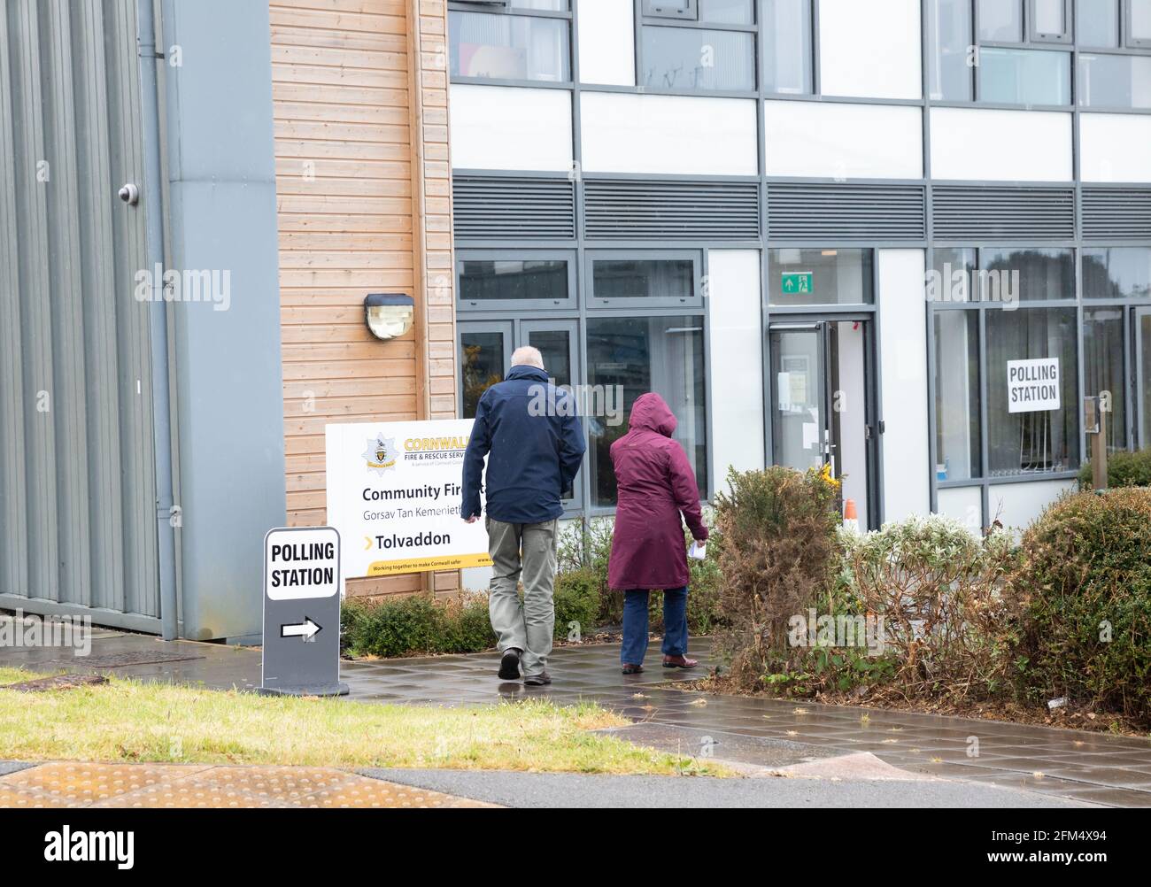 Tolvaddon, Cornwall,6. Mai 2021, die Ratswahlen in Cornwall fanden heute in der Gemeindefeuerwache von Cornwall statt, die Polling-Station ist von 7:00 bis 22:00 Uhr geöffnet, bevor die Wahlkarten zur Zählung weggenommen werden. Kredit: Keith Larby/Alamy Live Nachrichten Stockfoto