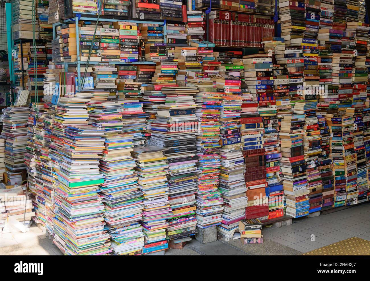 Gebrauchte Bücher im Regal im alten Laden bei Chatuchak-Markt Stockfoto