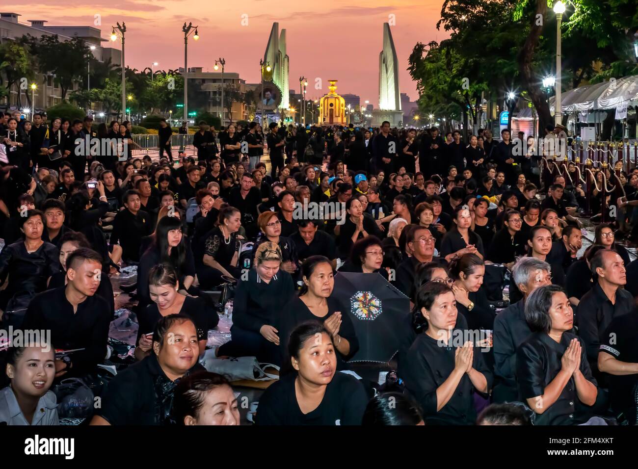 Trauernde am Demokratie-Denkmal für die Beerdigung von König Rama IX in der Nacht, Bangkok, Thailand Stockfoto