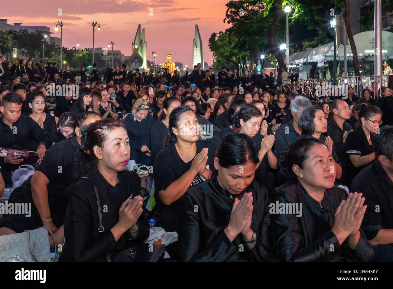 Trauernde am Demokratie-Denkmal für die Beerdigung von König Rama IX in der Nacht, Bangkok, Thailand Stockfoto