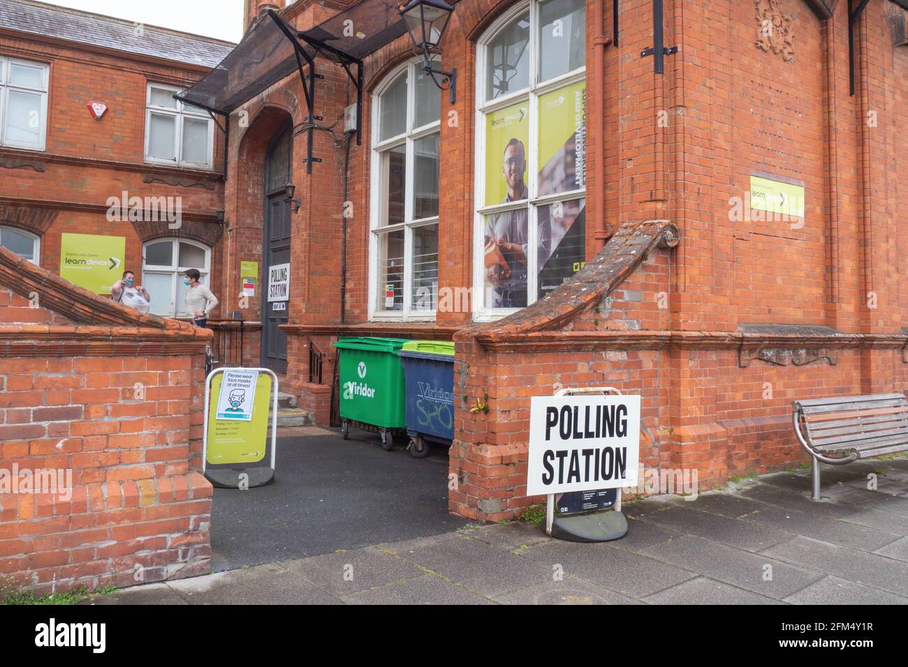 Bideford, Großbritannien - 6. Mai 2021: Wahllokal in der kleinen Stadt North Devon. Kommunalwahlen. Stockfoto