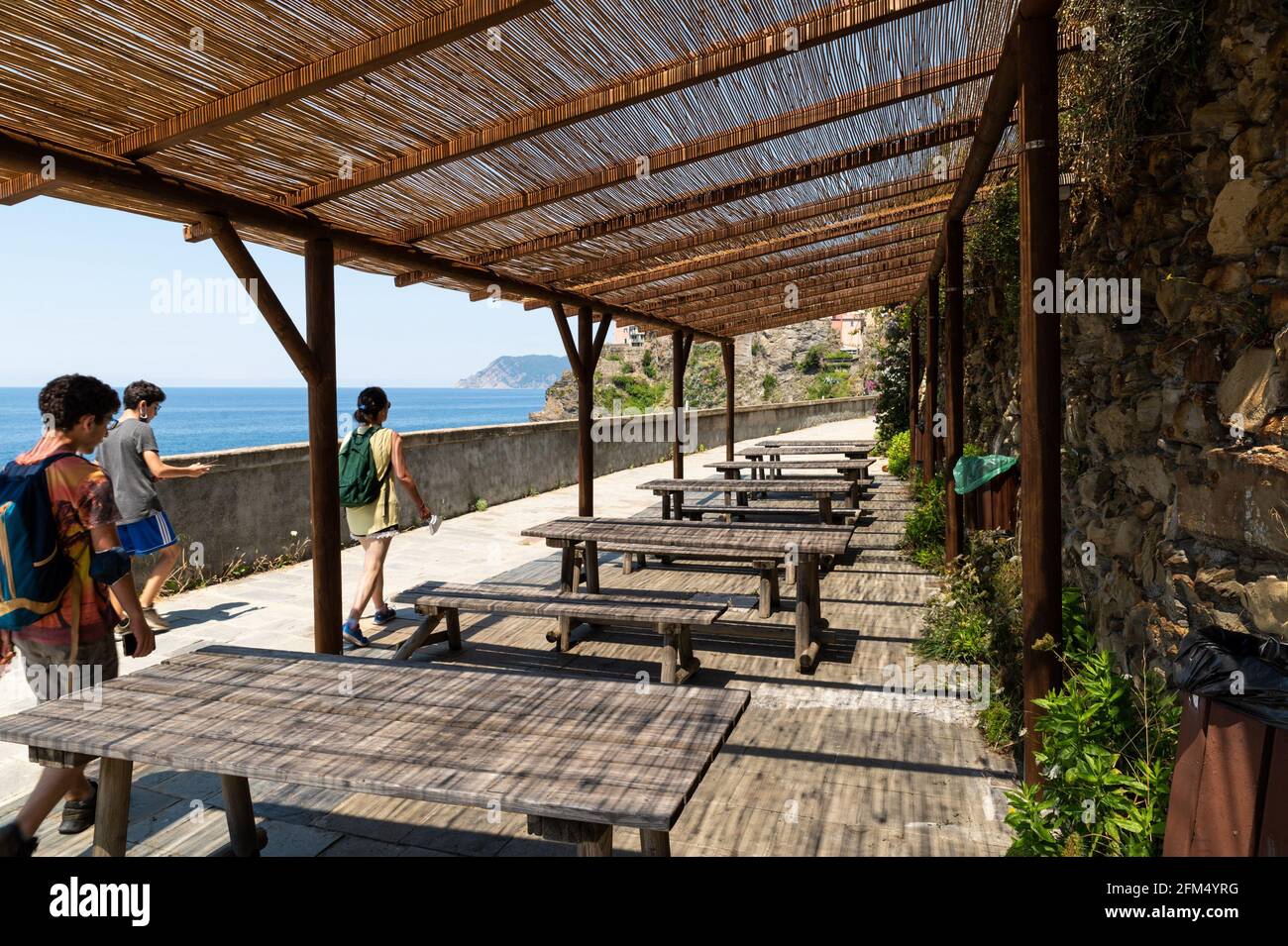 Ligurien, Italien, Juni 2020. Der malerische Weg über dell'amore, der die Cinque Terre verbindet. Drei Touristen, die die Isolation nutzten, machten sich auf den Weg Stockfoto