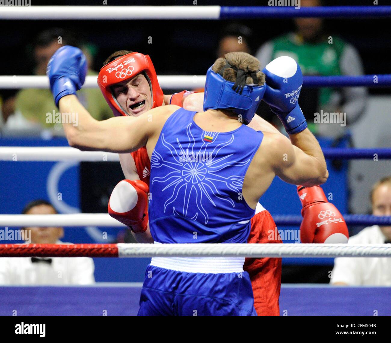OLYMPISCHE SPIELE PEKING 2008. 10th TAG 18/8/08. BOXING DAVID PREIS V JAKSTO JAROSLAV (LTU), DER IM RUHESTAND VERLETZT. BILD DAVID ASHDOWN Stockfoto