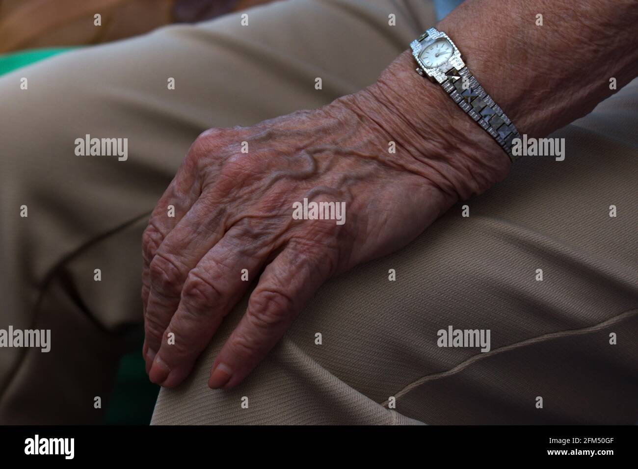 Hand einer sehr alten Frau mit großen Falten Stockfoto