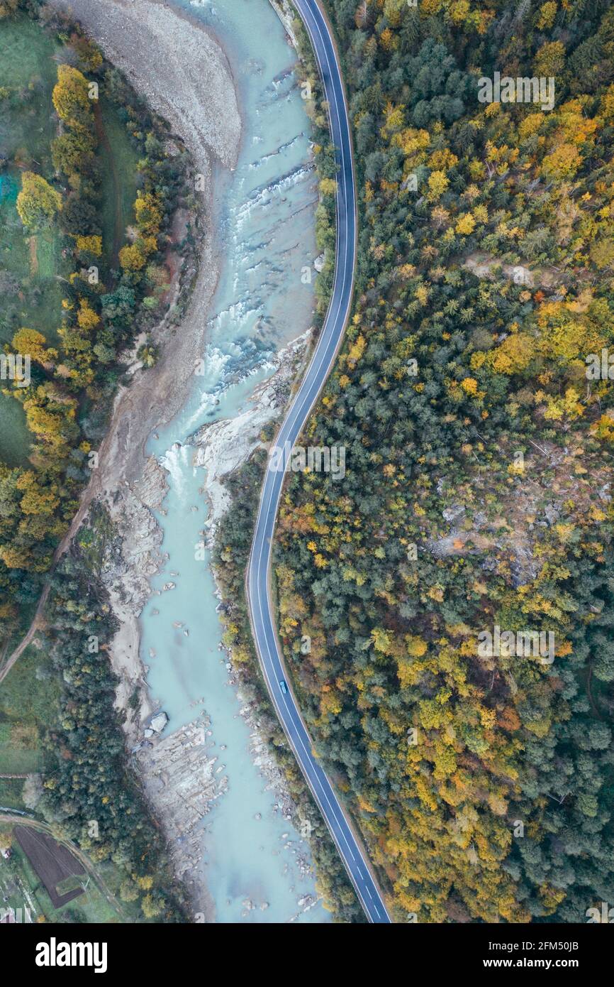 Luftaufnahme von der Drohne des Waldes, der Straße und des Flusses Stockfoto